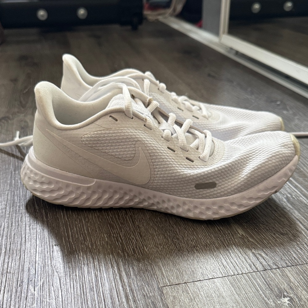 Nike White Athletic Sneakers 7.5